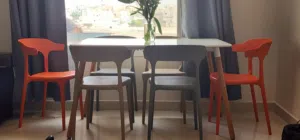 طاولة طعام بحالة جيدة جدا مع 6 كراسي