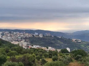 قطعة أرض مساحة 1,560م ماحص الأقرب لغرب عمان تصلح لبناء فيلا أو مزرعة نموجية