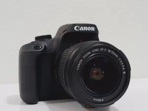 كاميرا كانون EOS4000D في حالة ممتازة مع كامل الملحقات ومع عدسة EFS 18 -55mm