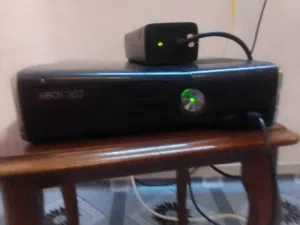 اكس بوكس 360 نظيف بيه يدتين ما بيه بس عطل واحد الجهاز ما يتحمل بس يدة واحدة بكيفك اذا تريد تصلحه