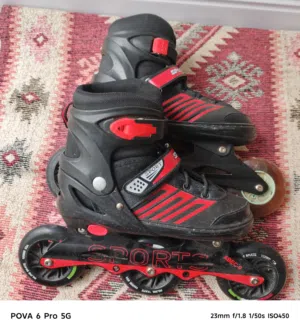 عندي سكيت (بوت عجلات) للبيع  عجلات مطاط  3 عجلات لكل فردة  المقاس من 39 حتى 43 مستخدما لمدة 5 اشهر