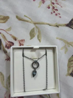 سنسأل رجالي  Swarovski حجر كريم نادر تلقاه نظيف مره مو ملبوس إلا 3 مرات بالكرتونه