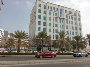محل مساحة 211متر مربع أمامي  موقع مميز في الخوير مقابل الشارع