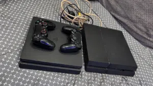 للبيع سوني 4 ثنين نظيفات