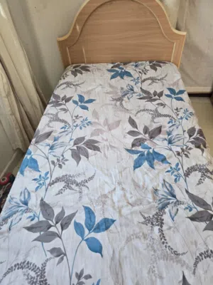 سرير أطفال خشب مع المرتبة بحالة ممتازة. Wooden crib in excellent condition with mattress