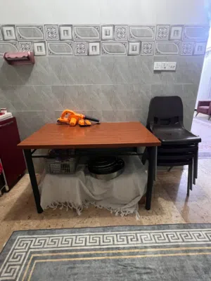Dining table and 5 chairsطاولة طعام و5 كراسي
