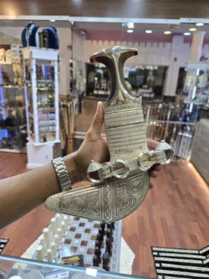 ايجار خنجر ايجار خناجر وسيف وطقم كامل باختيارك يوم ويومين وثلاثه وكذالك خاتم وسبحه وعصا اذا تحب تضيف