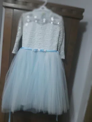 فستان بناتي أنيق جداً بلون أبيض مع تنورة تول سماوي ناعم