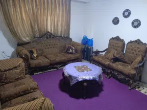 طقم كنب و طاولة وسطية و موكيت 4*5 مستعمل و بحالة جيدة