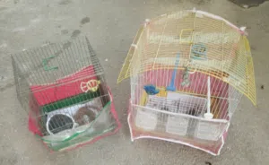 قفصين  مع اغراضهم للبيع