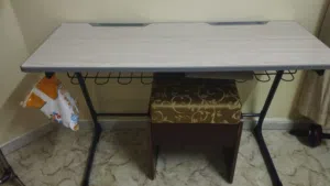طاولة للدراسة ولها رف