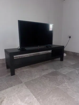 تلفاز LG شبه جديد مع طاولة تلفاز