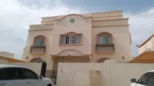 غرف و ملاحق للإيجار بالخوض و المعبيلة شامل كهرباء و ماي و انترنت