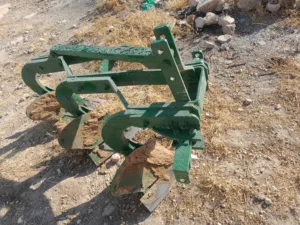 تركتر حراث جميع الأراضي الزراعيه تشييك جميع الأراضي والمزارع تنظيف الأعشاب يوجد عود حراث بجالي للبيع