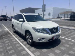 نيسان باثفايندر 2015 فئة SV دفع رباعي (4WD) بحالة ممتازة جداً - عائلية واقتصادية