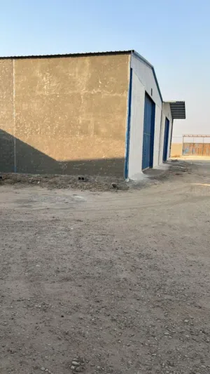 مخازن للايجار ( نظام الجملون ) مع ساحة كبيرة للايجار