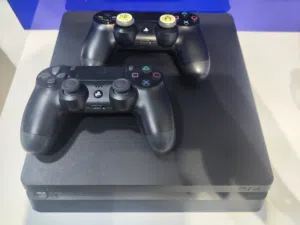 بلاي ستيشن 4 سلم نضيف كامل معاه gta وزوز يدين وحدا اصلية والتانية كوبي تحديت 13.2