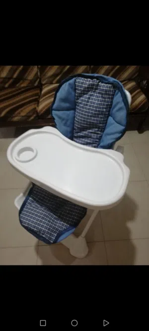 كرسي طعام بحالة ممتازة