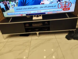 طاولة تلفزيون تفصيل خشب زان  استعمال 3 شهور بحالة الوكالة
