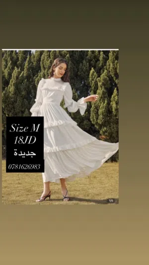 فستان ابيض ساده مع دانتيل