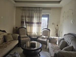 طقم كنب فاخر للبيع مستعجل مع طاولات والبرادي – بحالة الوكالة للجادين فقط