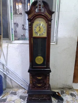ساعه عموديه  ام بندول تشتغل عا بطاريه