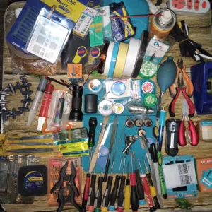 عدة صيانة الهواتف و الكمبيوتر والشاشات مع طاولة العمل