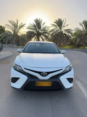 كامري se موديل 2018 قمة في النظافة حادث جانبي بسيط بدون خروج أير باجات افحص وتاكد صور الحادث موجودة