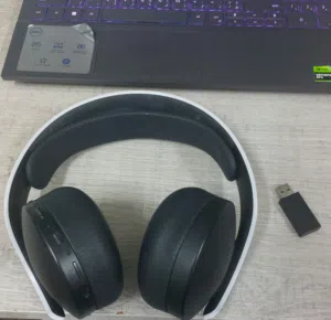 سماعه sony 3d pulse تشتغل على سوني 5 و 4 و البيسي بحاله جيده