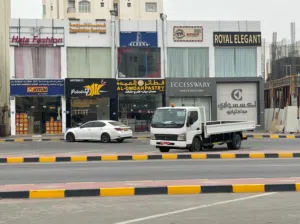 محلات ومكاتب لإيجار موقع حيوي ونشط على شارع العامرات السادسة فترة سماح شهر