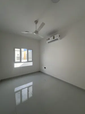 غرف و ملاحق للعوائل في الحيل قريب الموج و المزن مول