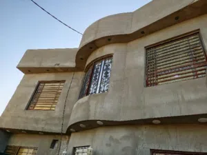 دار للبيع.