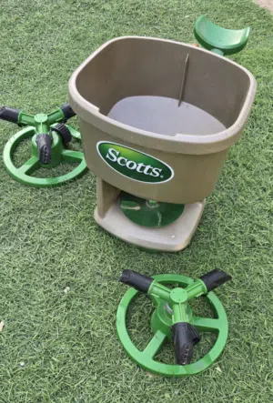 طقم العناية بالحديقة ناثرة سماد Scotts + مرشات مياه Lawn Care Set - Scotts Spreader & 2 Sprinklers