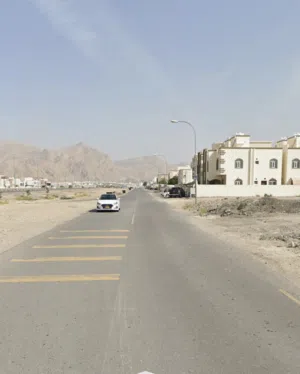 اول خط الشارع العام مرتفعات العامرات 2 مفتوحه من اربع جهات وإمكانية التأجير تجاري
