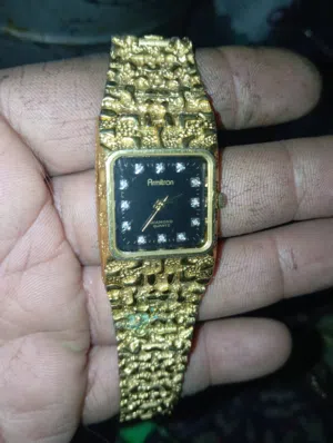 ساعات سوسري وياباني ويوجد طلاء ذهب