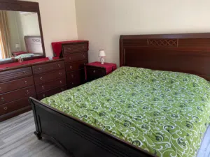 الجاردنز ـ شقه مفروشه للايجار بسعر مغري جدا فرش ممتاز  عقد سنوي 5000 د