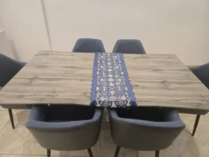 Dining table & chairs طاولة طعام شبه جديدة للبيع