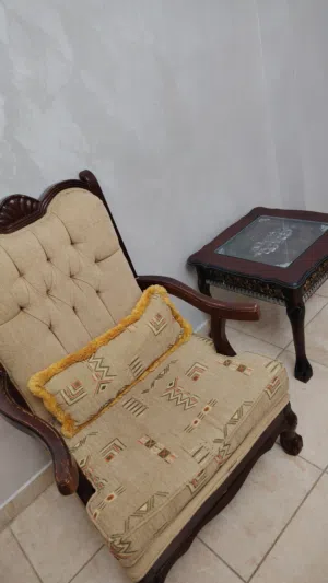 طقم كنب مع طاولاته