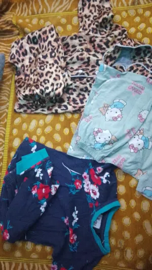 للبيع ملابس بنات واحذية بنات بحالة جيدة جدا