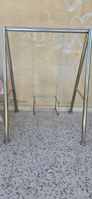 مرجيحة اطفال للبيع بحاله ممتازه ومصنوعه يدوي نوعيه ستانلس ستيل