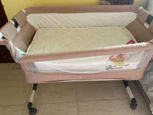 سرير اطفال بحاله جيده مع الفراش