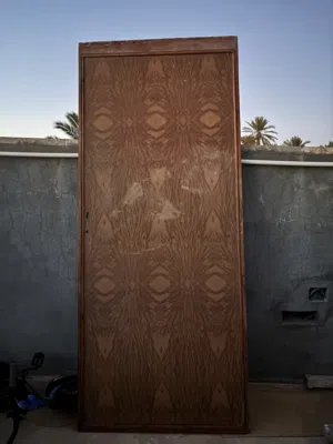 عدد خمسة ابواب لوح فورمايكة بحالة جيده ومعاهم الاقفاص متعهم