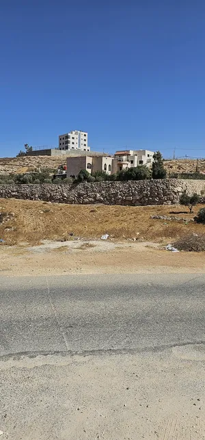 ارض مميزة على ثلاث شوارع في ام رمانة حوض معمر فوق مطعم قصر الجبل شارع الأردن بجانب فلل شفا بدران