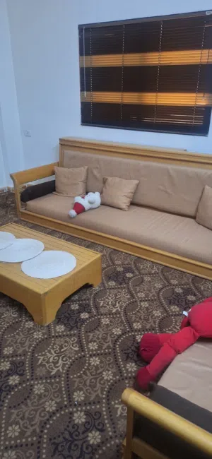 مجلس خليجي خشب زان نظيف مع طاولات وسط