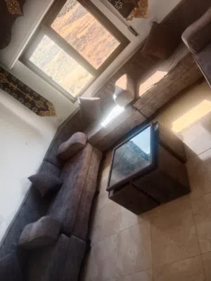 طقم كنب بلون مميز للبيع بسعر مغري جدا