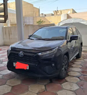 تويوتا راف فور 24// السعر شدتين بيهه حادث امامي وجانبي. الامامي واصل للشاصي. براسه اكو لحيم
