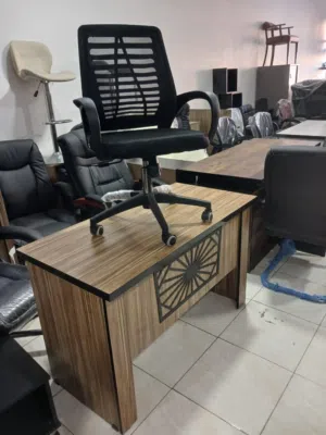 للبيع عرض الموسم من المصنع مباشررة مكتب وكرسي موظف او دراسي