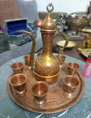 إبريق مغربي مزخرف مع صينيه وفناجين
