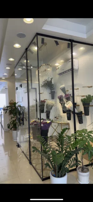 محل ورد و عطور و حلويات و شتلات للبيع في موقع ممتاز جنب رملة بوشر شارع لكليات