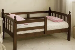 للبيع سرير اطفال خشب صاج بحالة ممتازة